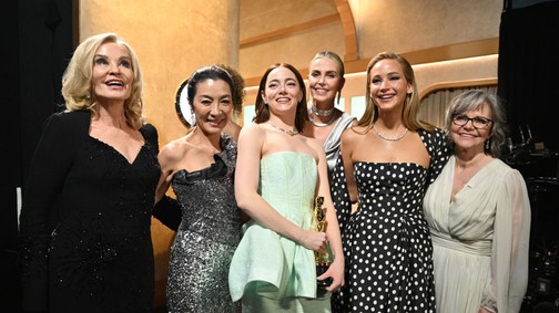 Hatalmas esés az Oscar-gálán: a vörös szőnyegen bukott fel egy színésznő, imádtuk a reakcióját