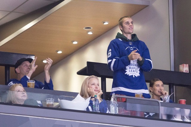 Ciki! Justin Bieber Selena Gomez zenéjére táncol a felesége, Hailey Baldwin társaságában