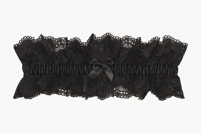 Rihanna bejön a hálószobádba, és ad néhány cuccot, amitől elpirulsz