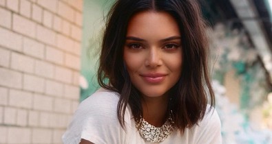 Kendall Jenner elkövette a legnagyobb divatbakit: felvette ezt az átlátszó cicanadrágot!
