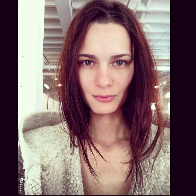 Hodosi Anita: @anitahodosi Kulisszatitkok, divatfotók, bájos selfie-k és szuper helyszíneket mutat a magyar modell.