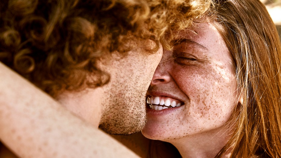 Már az első napsugarak előhozzák a szeplőket, foltokat a bőrünkön. Kifejezetten fontos ebben az időszakban a fényvédelem és a hidratálás!