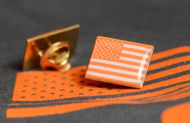 Narancsszínű amerikai zászló, jelkép a fegyvertartás ellen