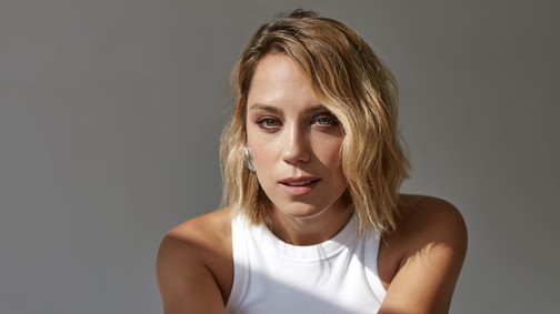 Lékai-Kiss Ramóna aprócska miniruhában tündökölt, elképesztően merész szettet vállalt be