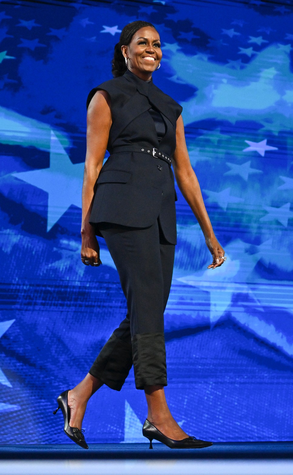 Az öltözködés nem csupán a divat kedvéért történik; vizuális eszközként szolgál, hogy közvetítse azt az erőt, kifinomultságot és előretekintő szemléletet, amelyet minden színpadra magával visz Michelle Obama