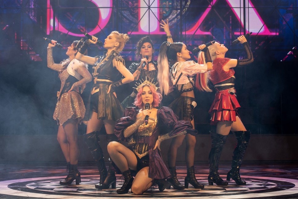 A SIX-ben VIII. Henrik feleségeinek szemén keresztül láthatjuk a világot