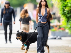 Ez a ruhadarab lesz az őszi szezon legnagyobb sztárja idén: hódít a baggy farmer