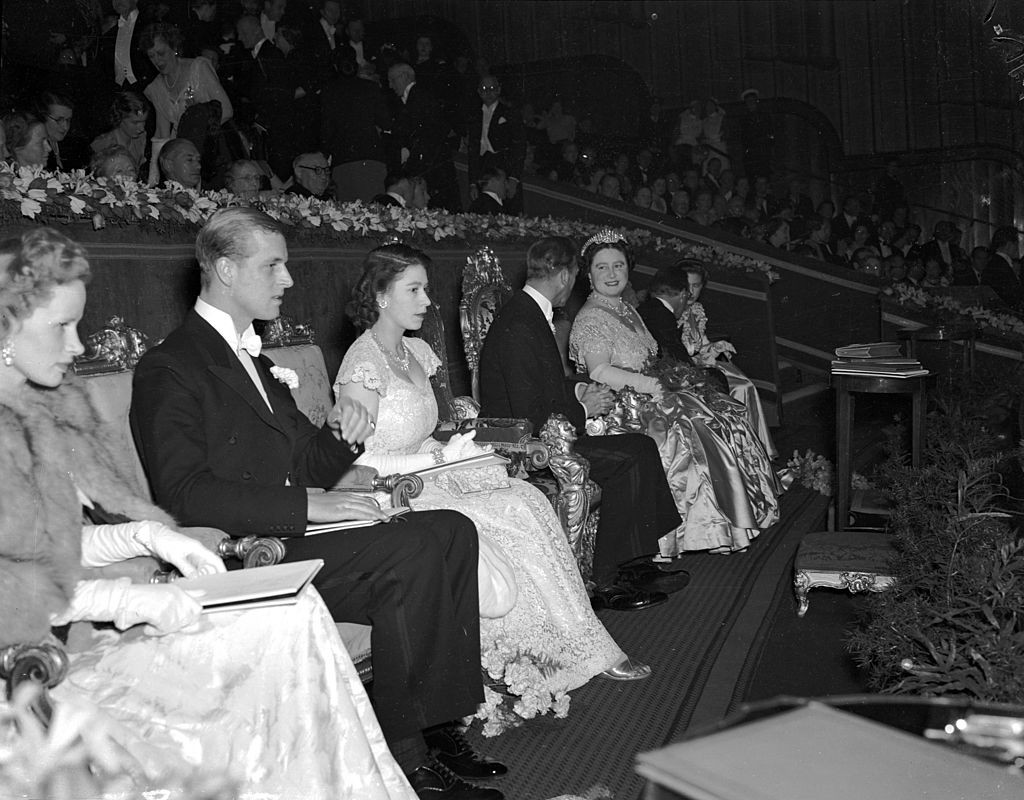  1948. május 6-án férj és feleségként, a királyi páholyból nézték a Hamlet előadást. A képen Erzsébet hercegnő és szülei, VI. Gyögy király és az anyakirályné is látható. 