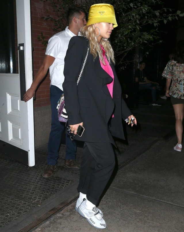 Rita Ora Prada horgászsapkában