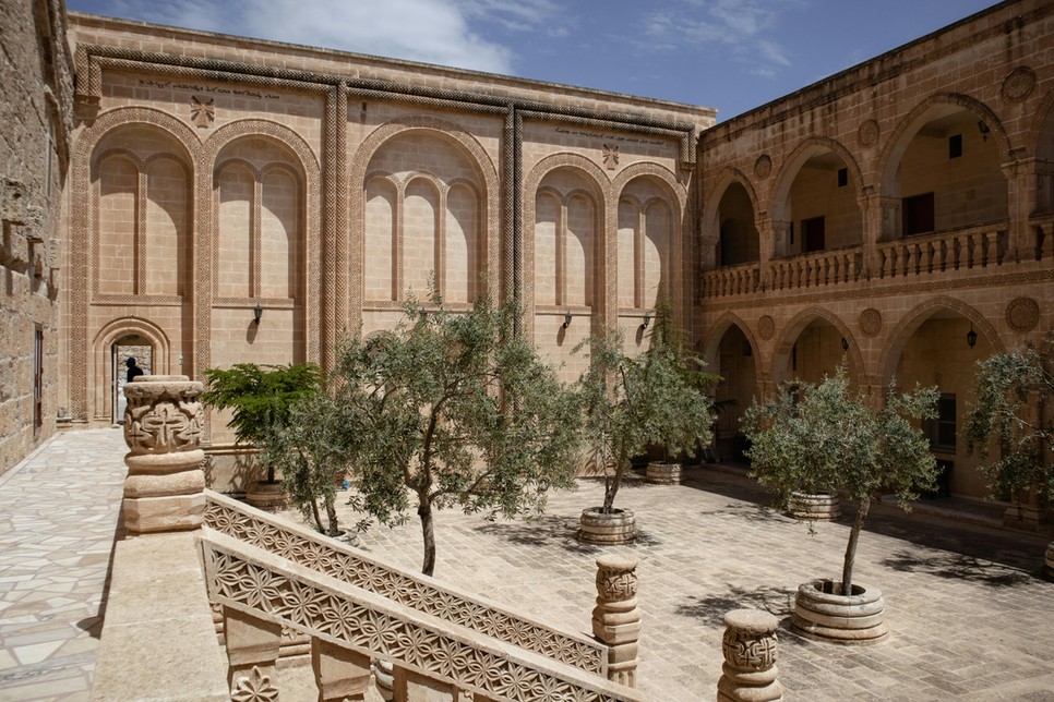 SAFRANY KOLOSTOR 