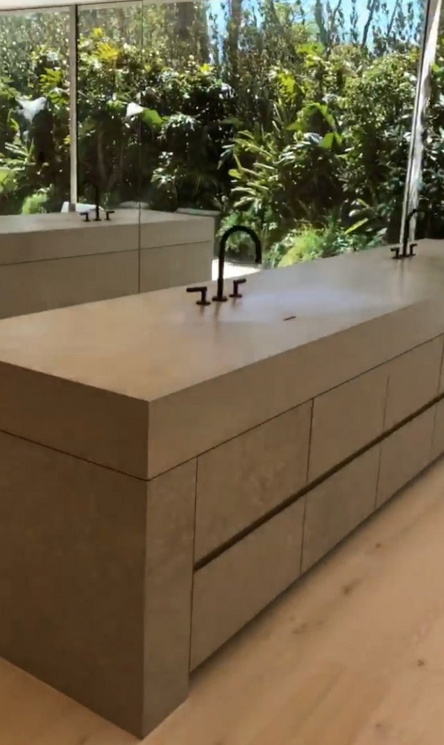 Mindenkit teljesen összezavart Kim Kardashian fürdőszobája: ilyet még sosem láttunk