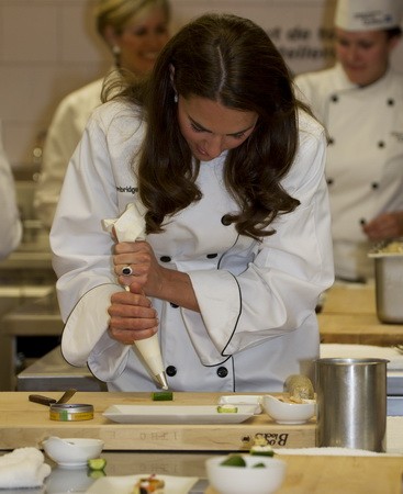 Kulináris élvezetek I: a mézes hetek után ideje újabb praktikákat megtanulni, hogy Kate a jövőben is megédesíthesse Vilmos mindennapjait.