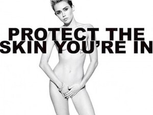 Miley Cyrus jótékonyságból vetkőzött meztelenre