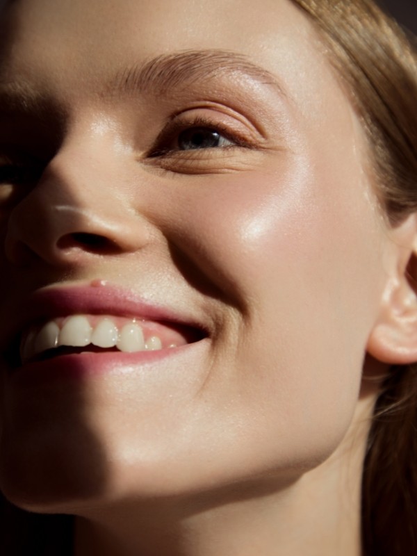 A férfiak rendkívül vonzónak találják, ha egy nő magabiztosan mosolyog