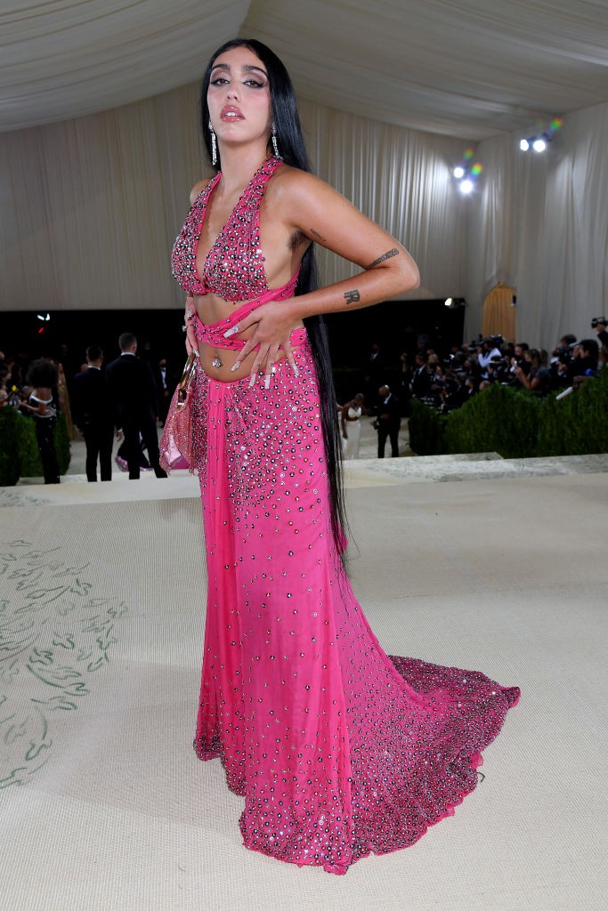 A 2021-es Met-gálán egy pink Moschino kreációban vonult végig, ami a hasát szinte teljesen fedetlenül hagyta - de a legtöbben azon botránkoztak meg, hogy a hónalját láthatóan nem borotválta le, és ezt büszkén meg is mutatta. 