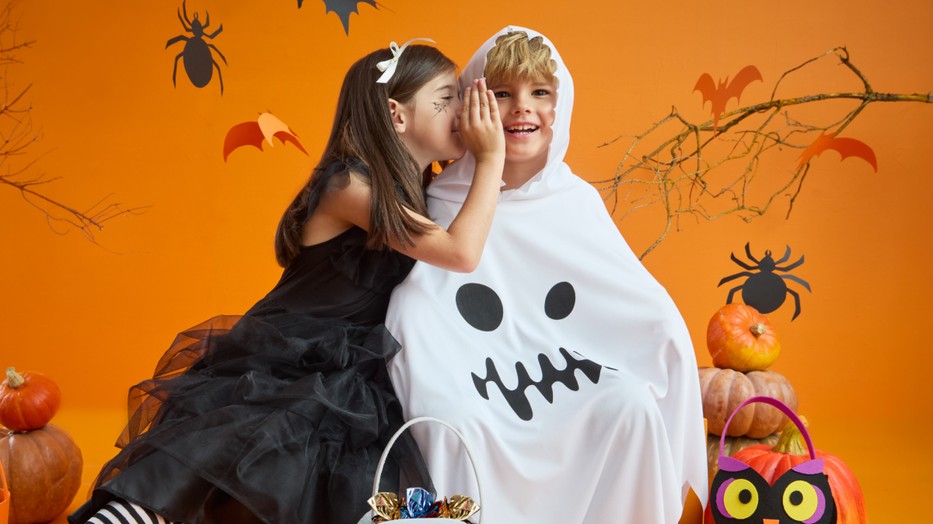 Wednesday-hatás a mindennapokban – fekete-fehér elegancia, világító LED-maszkok és csontvázmintás kedvencpulcsik: a Pepco idei Halloween-kollekciója a stílus, a játékosság és az elérhetőség tökéletes elegye