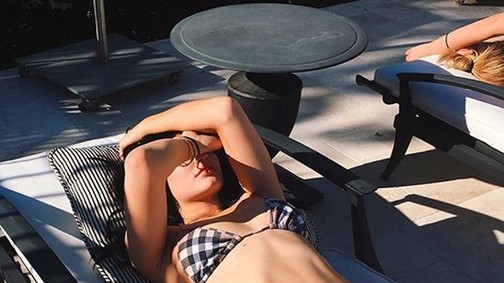 Kylie Jenner bikiniben napozik ezen a képen, az alakjától dobsz egy hátast!