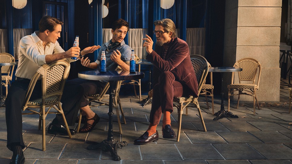 Robert Pattinson három különböző karaktert alakít az 1664 Blanc kisfilmjében