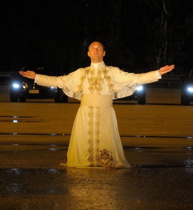 Jude Law Az ifjú pápa sorozatban