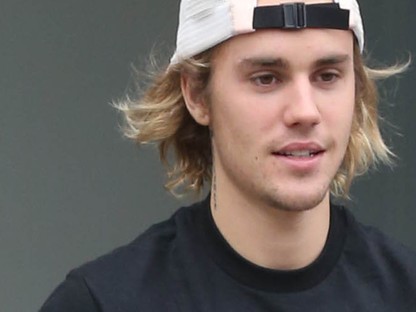 Justin Bieber megint próbál pornóbajuszt növeszteni, de nagyon bugyután fest