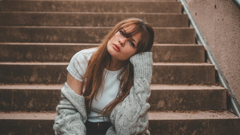 lány-szomorú-lépcső-glamour