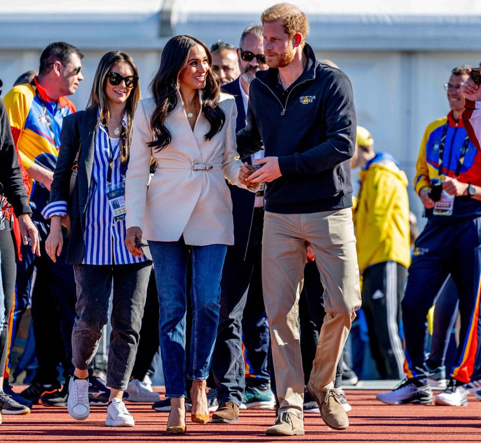  A sportolók és résztvevők mindenhol nagy szeretettel veszik körül Harryt és Meghant