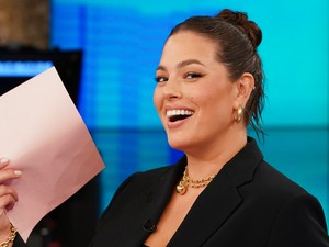 Gigantikus a várandós Ashley Graham pocakja már