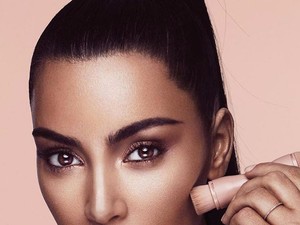 Nézni, ahogy Kim Kardashian elkészíti a saját sminkjét, a legmegnyugtatóbb dolog a világon