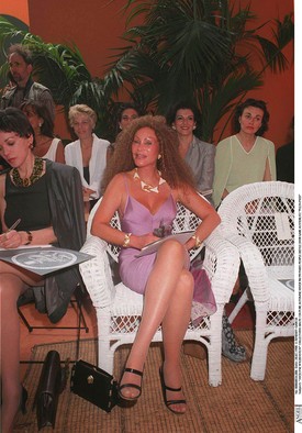 Jocelyn Wildenstein a Dior 1998/99-es őszi/téli haute couture divatbemutatóján Párizsban, amelyet az Austerlitz pályaudvaron rendeztek meg.