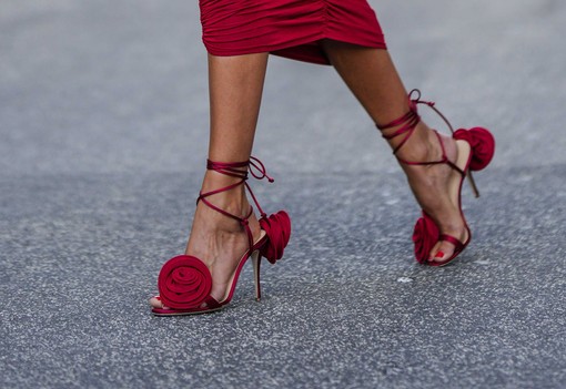 Megérkezett a nyár legbájosabb cipőtrendje: 11 virágmintás szandál, aminek lehetetlen ellenállni