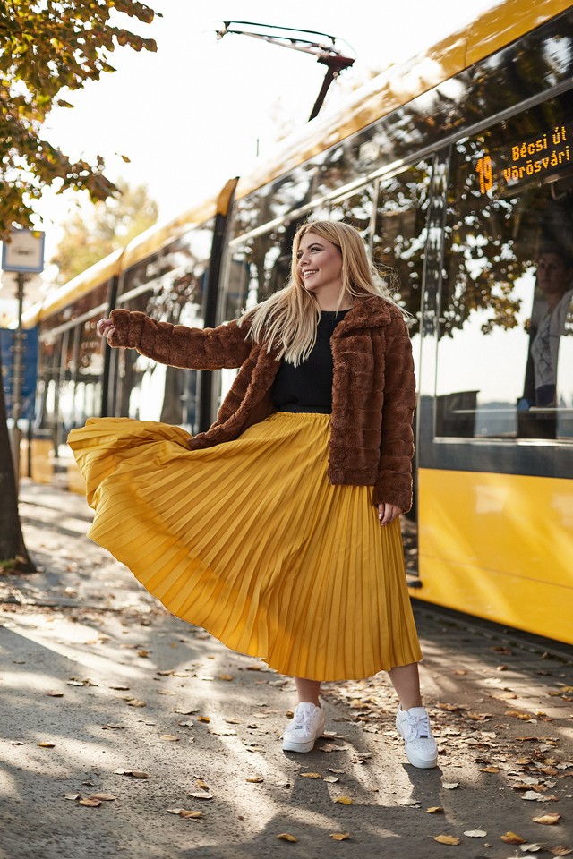 Norina sportcipős eleganciával zárja a hetet