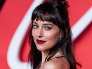 Dakota Johnson a világ legapróbb felsőjében sétált végig a vörös szőnyegen, óriási feltűnést keltett a színésznő