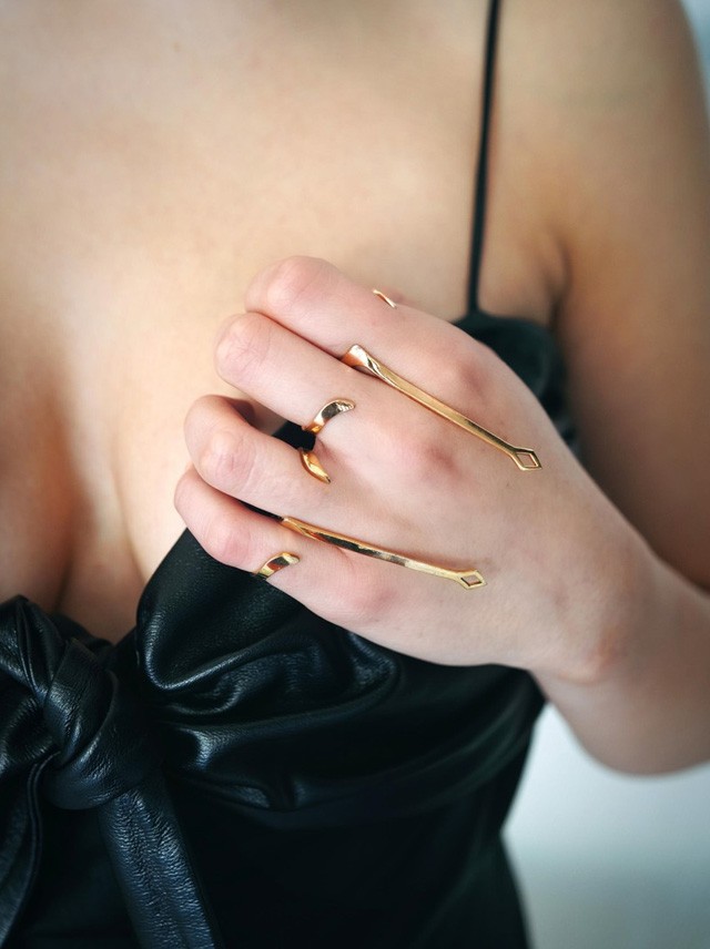 Egészen finom, és nagyon különleges részlet Joey King szettjében a fifikás Lillian Shalom kézékszer, ami egy gyűrűsor furcsa deformációja, egészen szuper darab!