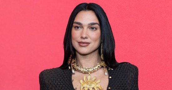 Dua Lipa csipkés melltartóban indult bulizni, alig takarta valami a testét