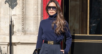 Az 51 éves Victoria Beckham testhez simuló, tűzpiros ruhája valami álomszép, királynőként tündököl benne