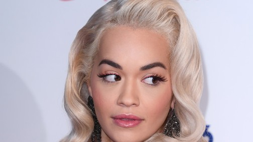 Kész őrület ez a ruha, de Rita Ora isteni benne