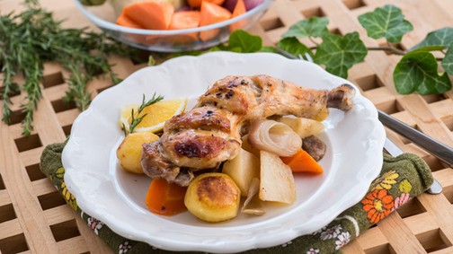 Egy igazán egyszerű fogás: Almaborral sült zöldséges csirkecomb