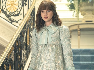 Igen, tényleg így néz ki a Bridgerton Eloisa a valóságban, a 36 éves Claudia Jessie tündöklő szépség