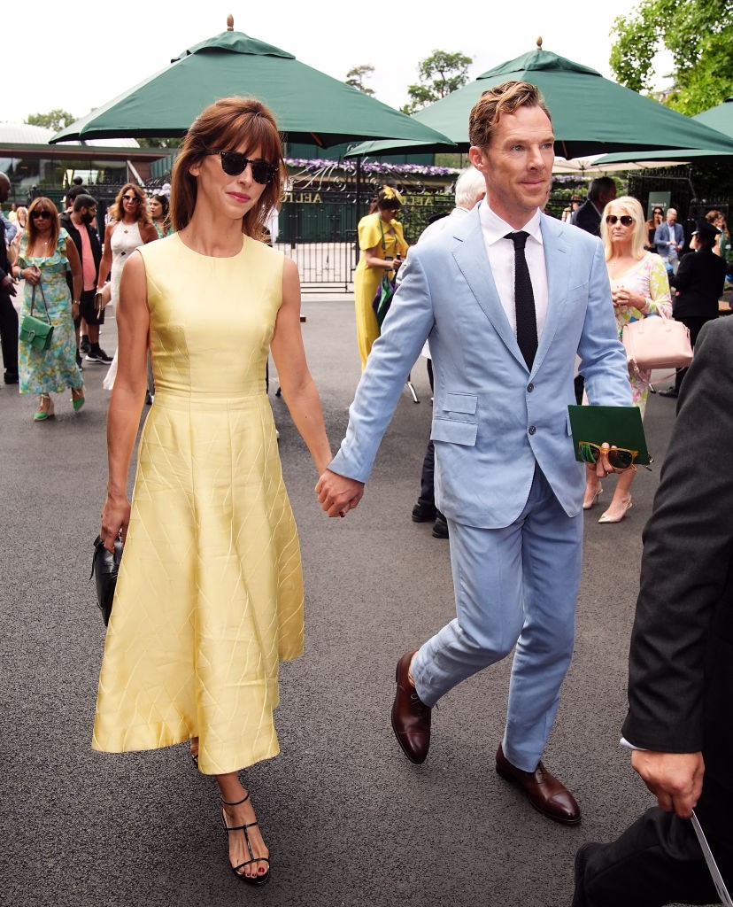 Kéz a kézben érkezett meg a házaspár a 2024-es wimbledoni teniszbajnokság tizennegyedik napjára: Sophie Hunter egy napsárga, lágy esésű ruhában és napszemüvegben tündökölt, miközben Benedict Cumberbatch egy világoskék öltonnyel tette tökéletessé az összhangot