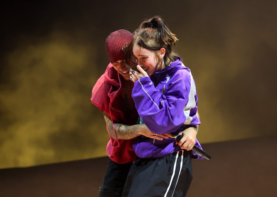 Imádtuk Billie Eilish rajongói pillanatát, amikor Justin Bieber felhívta a színpadra, de nem csak a jelent lesz örök, hanem a sportos stíéus is, amit te is kipróbálhatsz idén