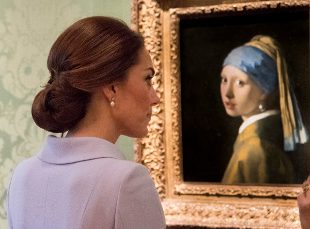 Kate Middleton a Leány gyöngy fülbevalóval című képet nézi
