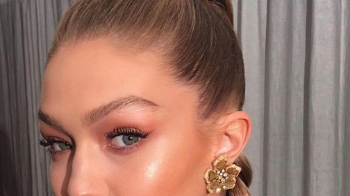 Gigi Hadid két olyan különleges outfitet mutatott, hogy nem tudunk választani közülük!