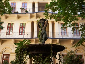 Budapest legcsodálatosabb belső kertjébe visz a Gardróbnaplónk!