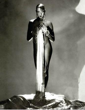 Josephine Baker híres aktja a Vogue 1934-es számából. George Hoyningen-Huene neves divatfotós képe.