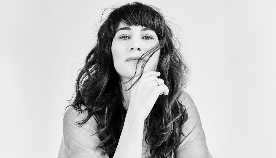 Pátkai Rozina énekesnő egy performansz segítségével fogalmazta meg társadalomkritikáját: figyelünk eléggé az anyákra?