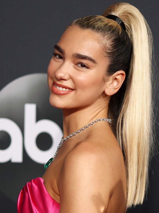 Így még tuti nem láttad: Dua Lipa hosszú szőke hajjal a vörös szőnyegen!