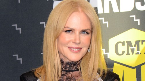 Nicole Kidman elképesztően dögös ruhában gálázott