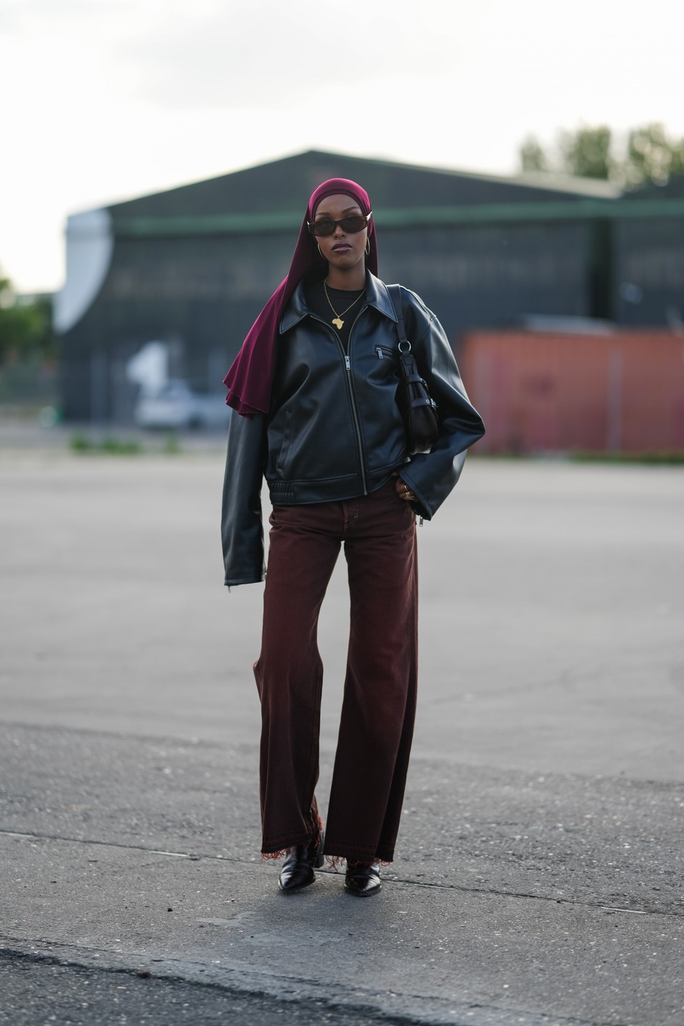 A barna farmer nagyon jól mutat semleges színekkel, mint a fekete vagy szürke, de a szezon egyik sláger árnyalata a burgundi is mesésen passzol hozzá