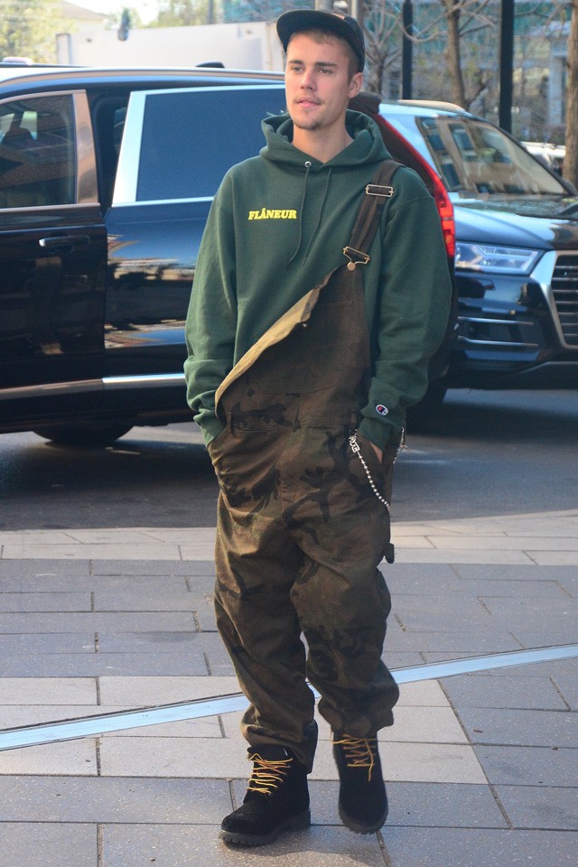 Justin Bieber munkásembernek öltözött, és jól áll neki