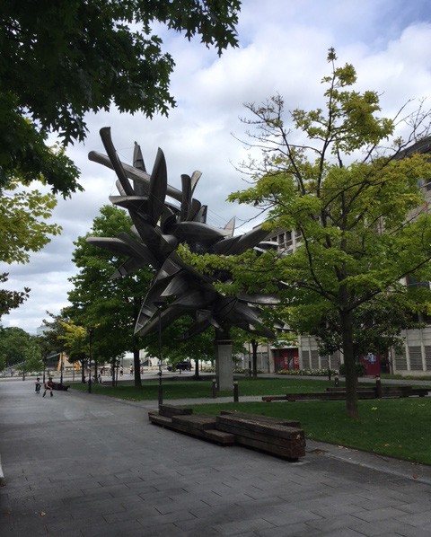 Fedezd fel Párizst biciklin – a Szajna-parton kerekezve, a Marais macskaköves utcáin át, egészen a Montmartre-ig és a Diadalívig. A város legszebb pontjai egyetlen túrával bejárhatók – és közben még az Eiffel-toronyban is gyönyörködhetsz Fotó: Mihálkovics Edina